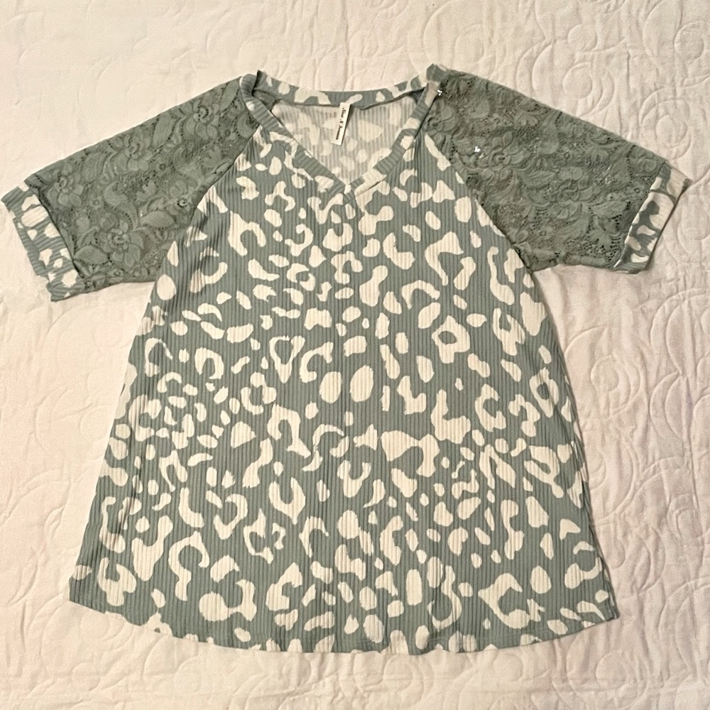 Cheetah Print V Neck Tee Short Sleeve Ribbed and Lace Sleeves Large Teal
